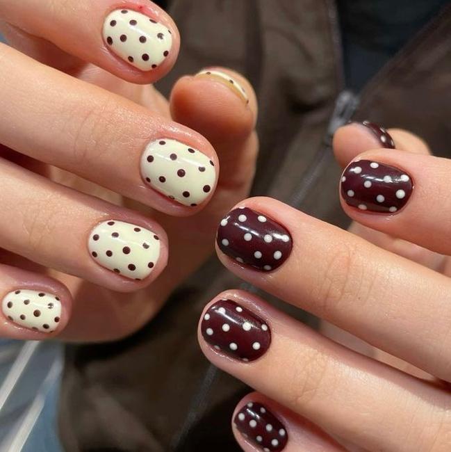 Manicura de lunares o lunares.